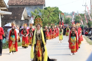 Gemilang di Kecamatan Tambakboyo: Kades Suprianti Antar Kontingen Dikir Juara 1 Karnaval